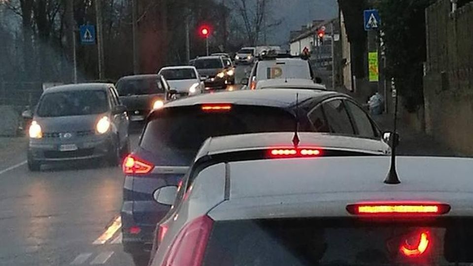 Cantù Asnago, sostituito il semaforo «Confondeva i furgoni con i camion» Cantù Asnago, sostituito il semaforo «Confondeva i furgoni con i camion»