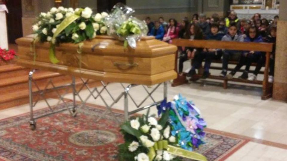 Un lancio di palloncini tra le lacrime È l’ultimo ciao a mamma Nicoletta Un lancio di palloncini tra le lacrime È l’ultimo ciao a mamma Nicoletta
