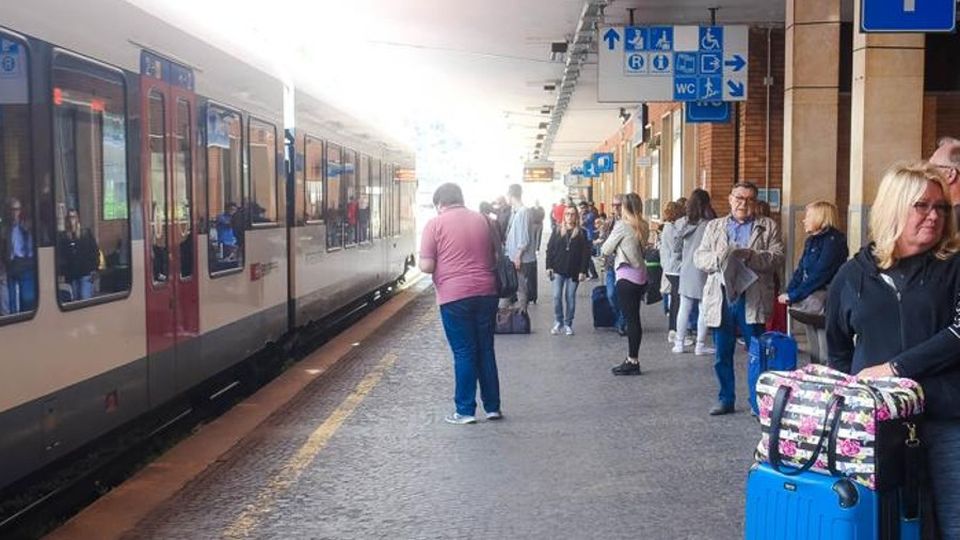 Trenord: «I ritardi sono in calo» I pendolari: «Ma quando mai» Trenord: «I ritardi sono in calo» I pendolari: «Ma quando mai»