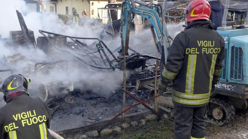 Montorfano, cinque bungalow distrutti dal fuoco Montorfano, cinque bungalow distrutti dal fuoco