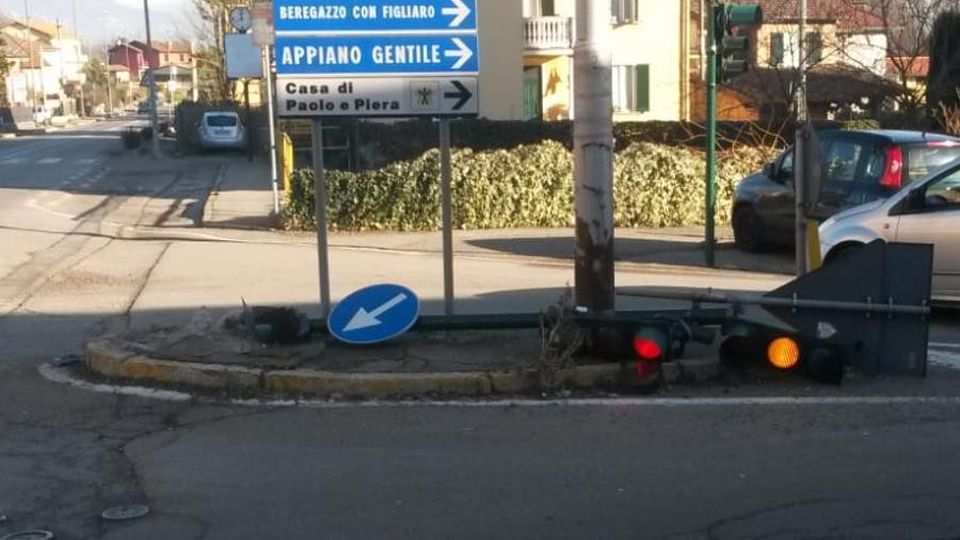 Olgiate, semaforo abbattuto Rintracciata la donna “pirata” Olgiate, semaforo abbattuto Rintracciata la donna “pirata”