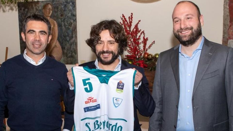 Cantù, ecco la maglia Con San Bernardo è verde Cantù, ecco la maglia Con San Bernardo è verde