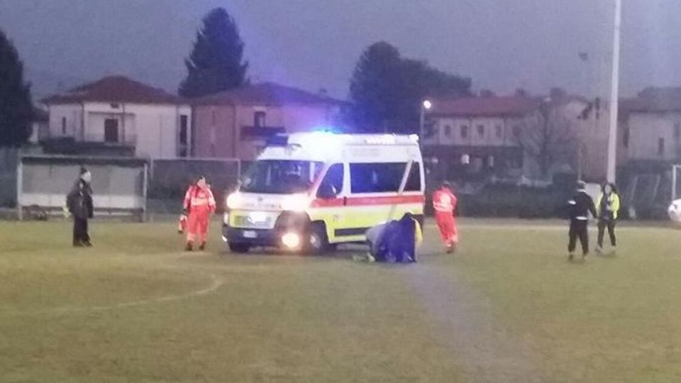 Lurate, si sente male in campo Paura per un baby calciatore Lurate, si sente male in campo Paura per un baby calciatore
