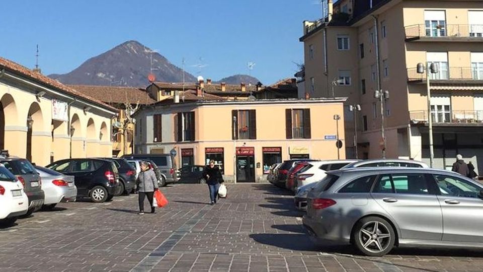Piazza Mercato a Erba Spariscono i posteggi Piazza Mercato a Erba Spariscono i posteggi