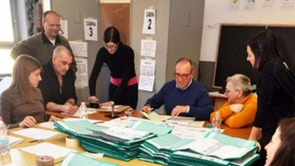 Parenti e amici piazzati ai seggi Spunta anche un consigliere Parenti e amici piazzati ai seggi Spunta anche un consigliere