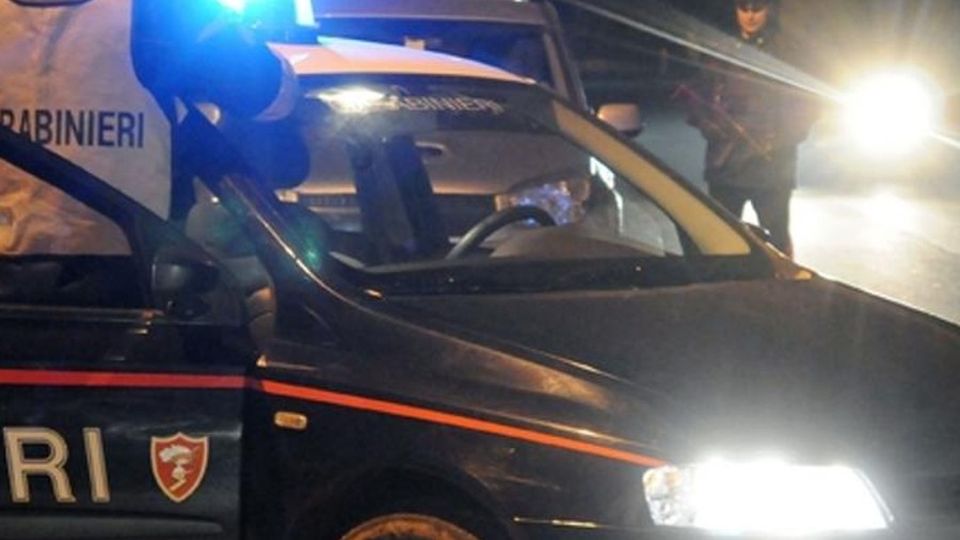 Accoltella il papà alla testa In cella per tentato omicidio Accoltella il papà alla testa In cella per tentato omicidio