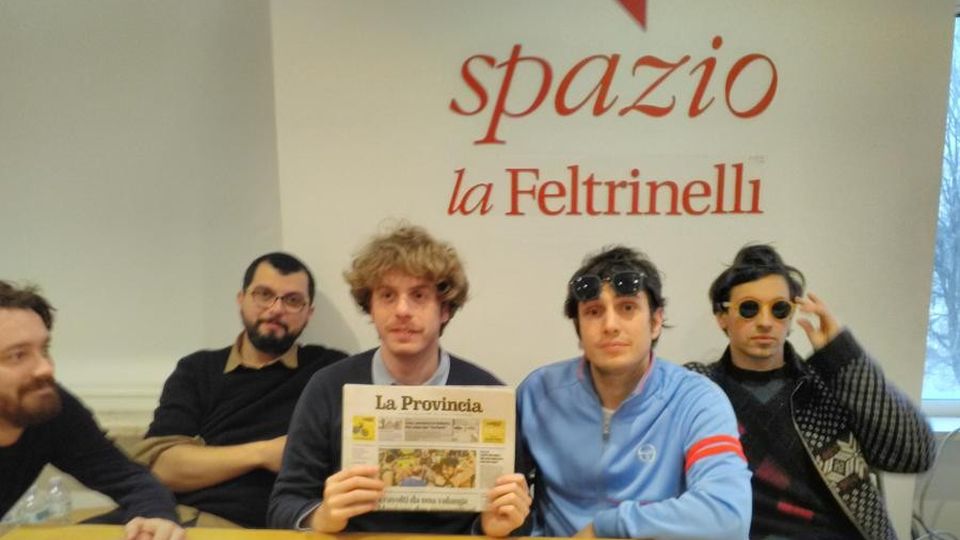 Lo Stato Sociale, folla di fan a Milano «Il successo non ci cambia, siamo “indie” Lo Stato Sociale, folla di fan a Milano «Il successo non ci cambia, siamo “indie”