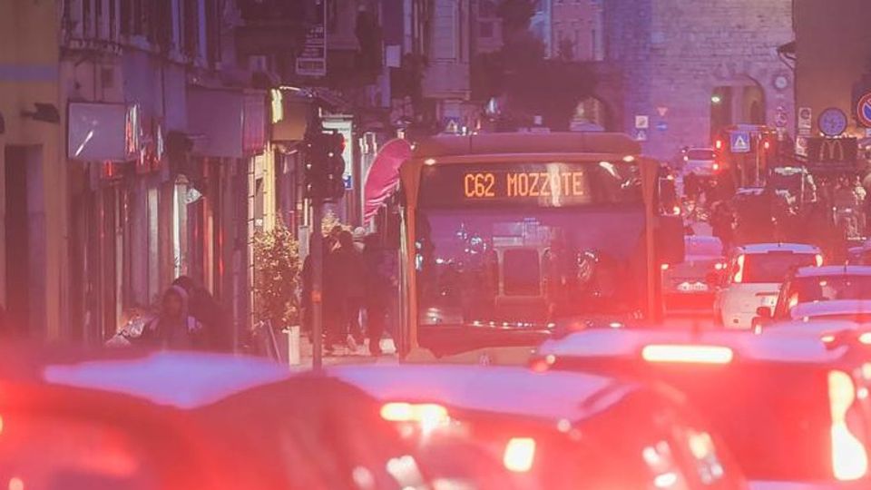Como: via Milano verso la riapertura «Ma così lo smog peggiorerà» Como: via Milano verso la riapertura «Ma così lo smog peggiorerà»