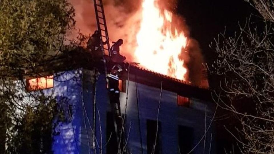 Bizzarone, tetto in fiamme Due anziani evacuati Bizzarone, tetto in fiamme Due anziani evacuati