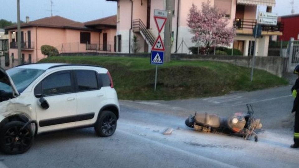 Olgiate, incidente in Garibaldina Dopo lo scontro moto in fiamme Olgiate, incidente in Garibaldina Dopo lo scontro moto in fiamme