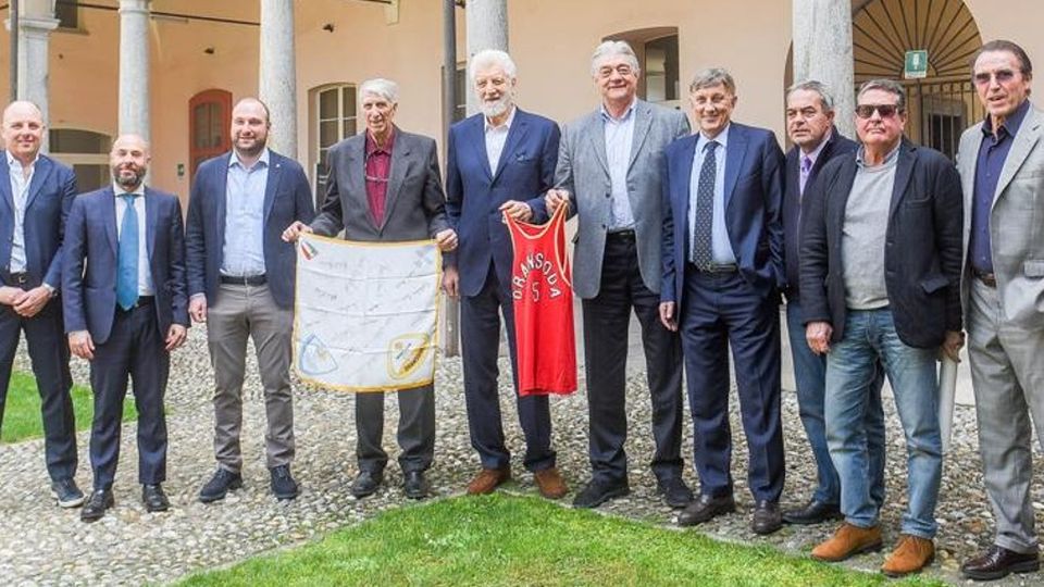 Cantù, cin-cin cinquanta Festeggiato il primo scudetto Cantù, cin-cin cinquanta Festeggiato il primo scudetto