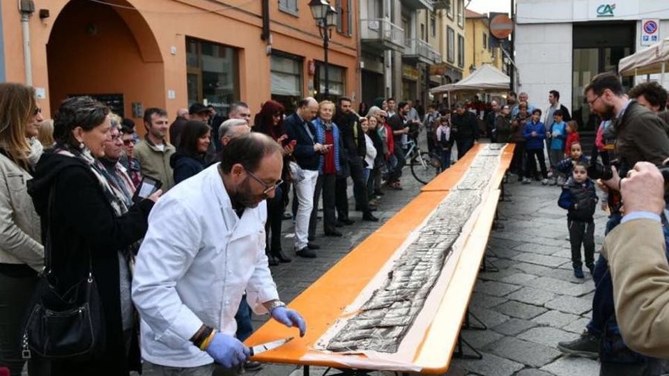 Lomazzo, più di mille golosi Tavoletta di 10 metri a ruba Lomazzo, più di mille golosi Tavoletta di 10 metri a ruba