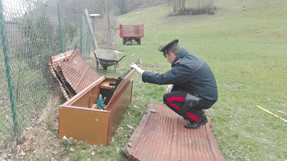 Argegno, rubano l’armadio con i fucili Fuggono con la carriola e lo abbandonano Argegno, rubano l’armadio con i fucili Fuggono con la carriola e lo abbandonano
