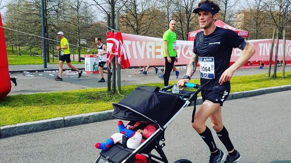 Bimba di otto mesi alla maratona Applausi per il papà canturino Bimba di otto mesi alla maratona Applausi per il papà canturino
