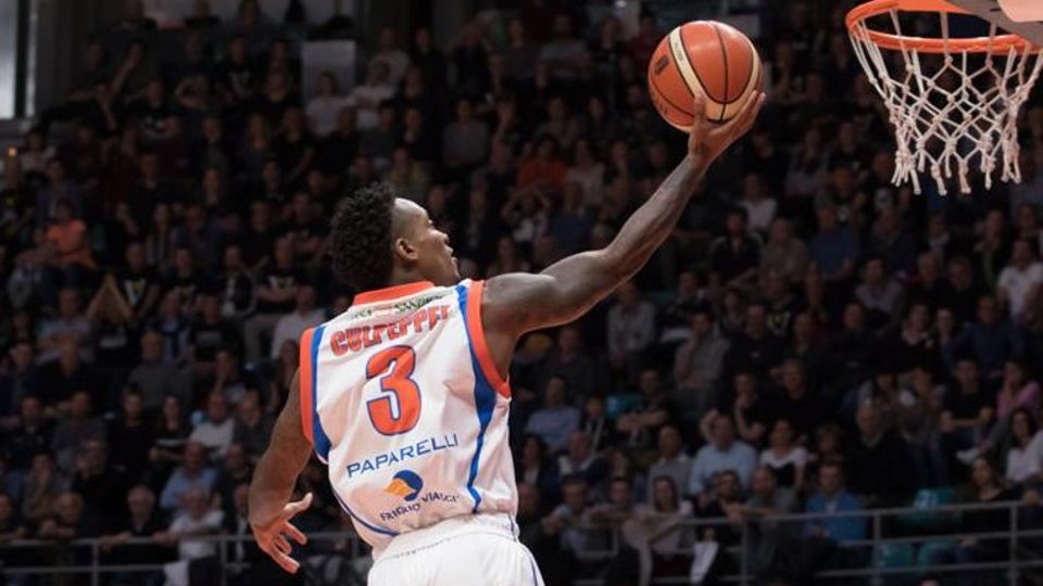 Cantù (ri)scopre due armi playoff La difesa e la vittoria in trasferta Cantù (ri)scopre due armi playoff La difesa e la vittoria in trasferta