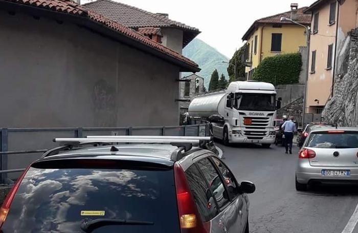 La situazione a Spurano di Ossuccio, complicata anche dalla presenza dei camion (Palumbo)