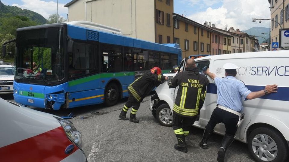 Como, schianto tra bus e furgone in piazza San Rocco: 6 feriti Como, schianto tra bus e furgone in piazza San Rocco: 6 feriti