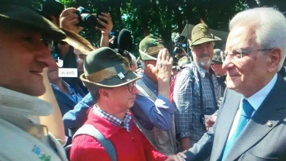 La stretta di mano al presidente «Che onore per un cuore alpino» La stretta di mano al presidente «Che onore per un cuore alpino»