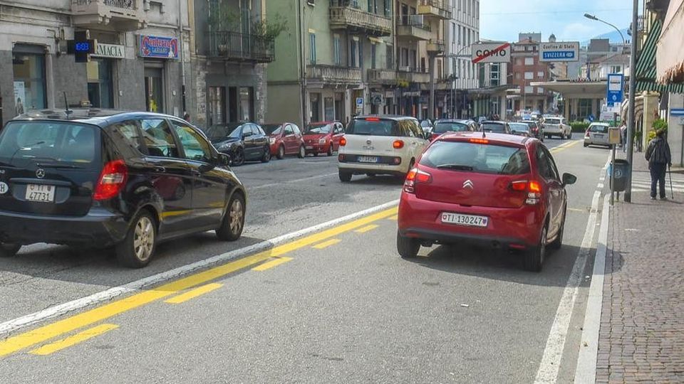 Como, furbetti della corsia multe per un milione al mese Guarda il video Como, furbetti della corsia multe per un milione al mese Guarda il video