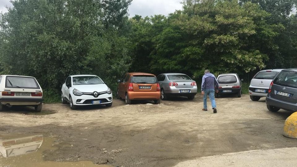 Parcheggio abusivo all’ospedale Sant’Anna «Cento multe, ora lo chiudiamo» Parcheggio abusivo all’ospedale Sant’Anna «Cento multe, ora lo chiudiamo»