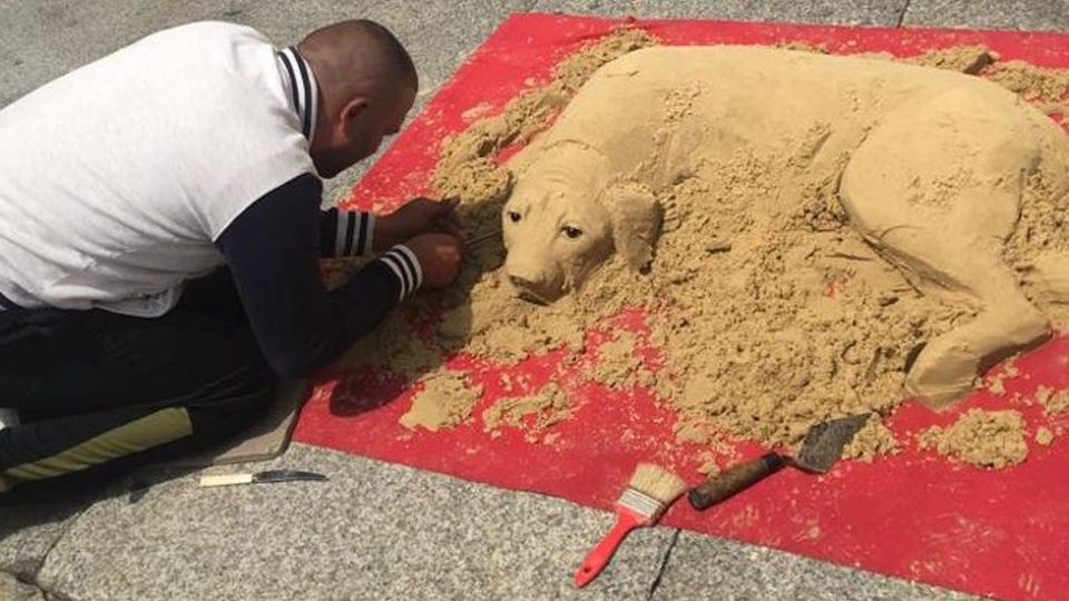 Como, nuovi artisti di strada Cane di sabbia in piazza Duomo Como, nuovi artisti di strada Cane di sabbia in piazza Duomo