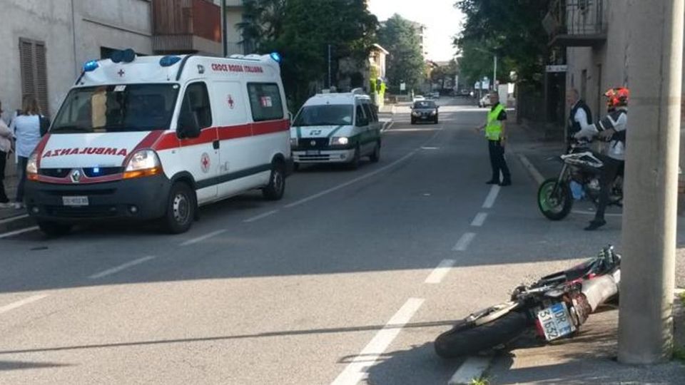 Incidente, feriti due studenti Ma rifiutano il ricovero perché hanno la verifica Incidente, feriti due studenti Ma rifiutano il ricovero perché hanno la verifica