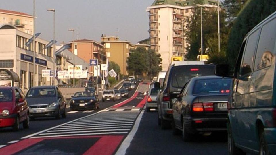 Troppo traffico sulla Como-Lecco «Mettete treni per gli studenti» Troppo traffico sulla Como-Lecco «Mettete treni per gli studenti»