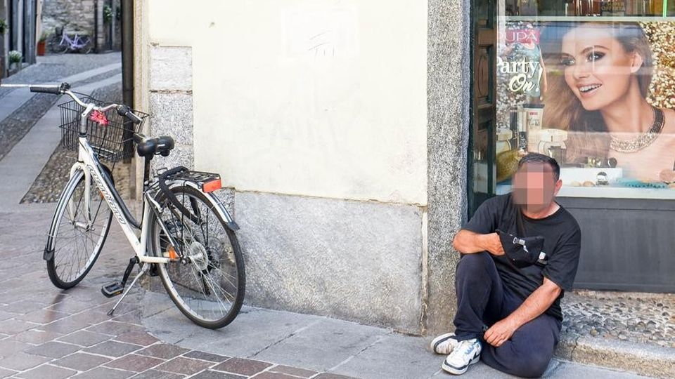 Como, elemosina in centro Le liti per spartirsi le zone Como, elemosina in centro Le liti per spartirsi le zone