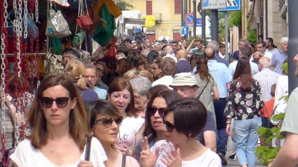 Erba, folla per gli ambulanti del Forte Ma la polemica non si placa Erba, folla per gli ambulanti del Forte Ma la polemica non si placa