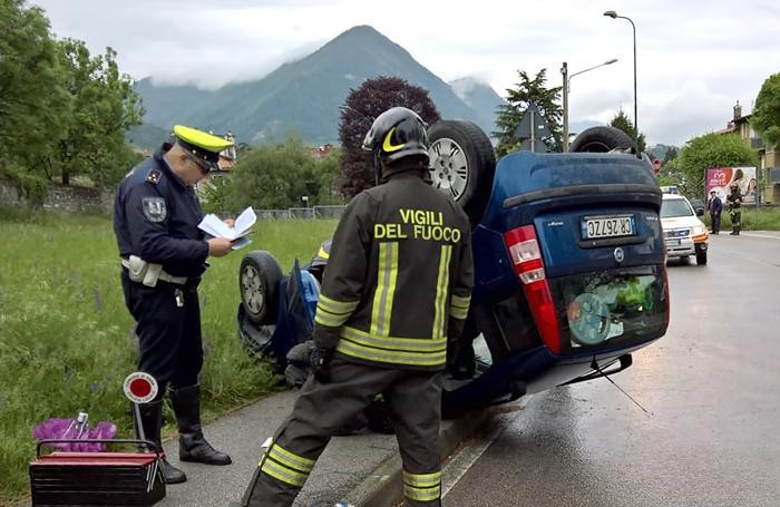 I primi rilievi di polizia locale e vigili del fuoco sul luogo dell’incidente