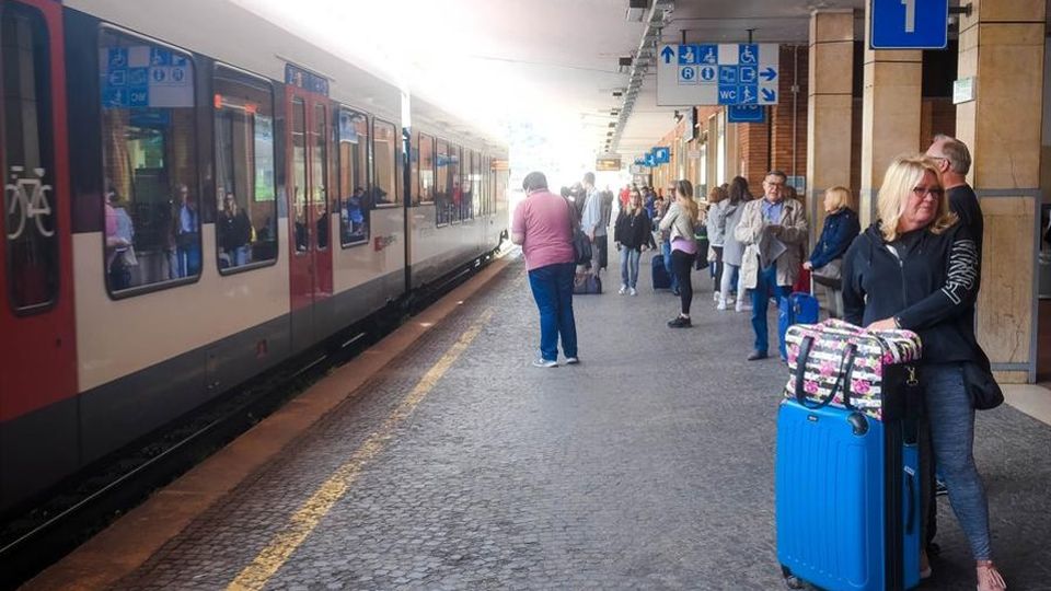 Ferrovieri malati per il “ponte” Trenord cancella decine di treni Ferrovieri malati per il “ponte” Trenord cancella decine di treni