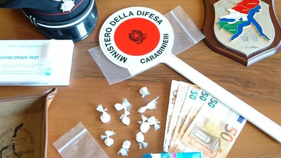 Porlezza, sorpresi con la cocaina mentre sniffano al semaforo rosso Porlezza, sorpresi con la cocaina mentre sniffano al semaforo rosso