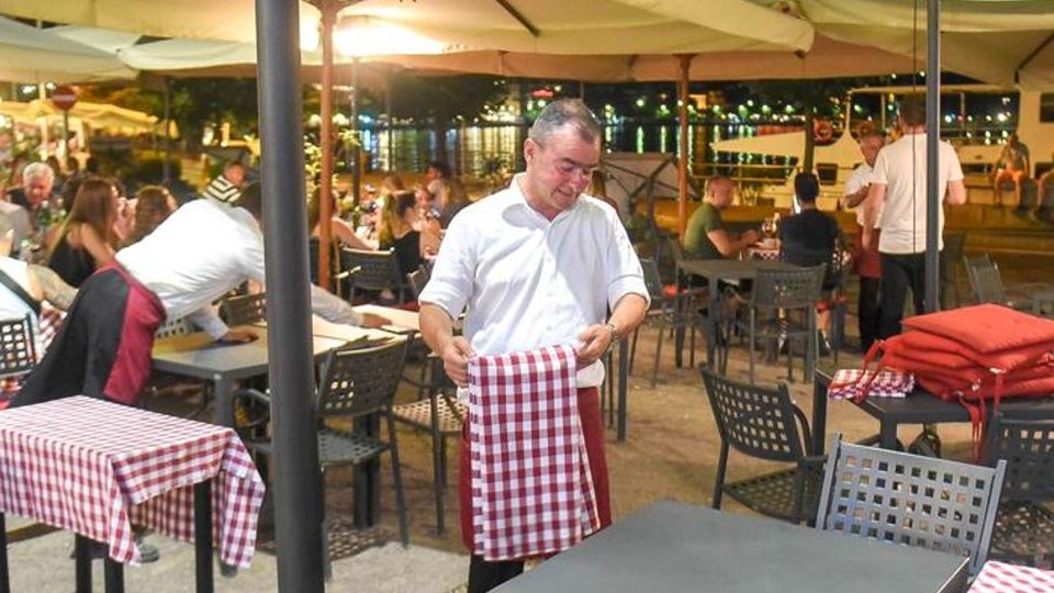 Piazza De Gasperi, coprifuoco beffa Pochi metri più in là si può tirare tardi E l’assessore attacca i vigili Piazza De Gasperi, coprifuoco beffa Pochi metri più in là si può tirare tardi E l’assessore attacca i vigili