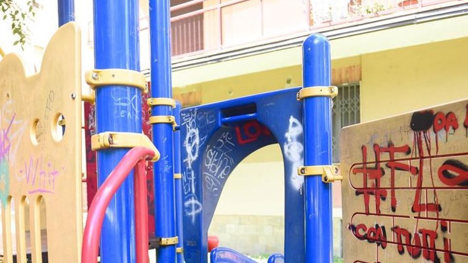 Como: giardini di via Anzani tra sporcizia e degrado Le mamme scappano Como: giardini di via Anzani tra sporcizia e degrado Le mamme scappano