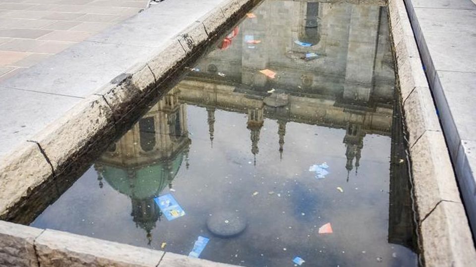 Tedesco si lava e si rade nella fontana di piazza Grimoldi Tedesco si lava e si rade nella fontana di piazza Grimoldi