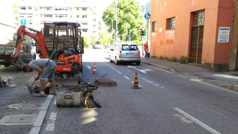 Como, cede il tombino in via Palestro Lunghe code in zona San Martino Como, cede il tombino in via Palestro Lunghe code in zona San Martino
