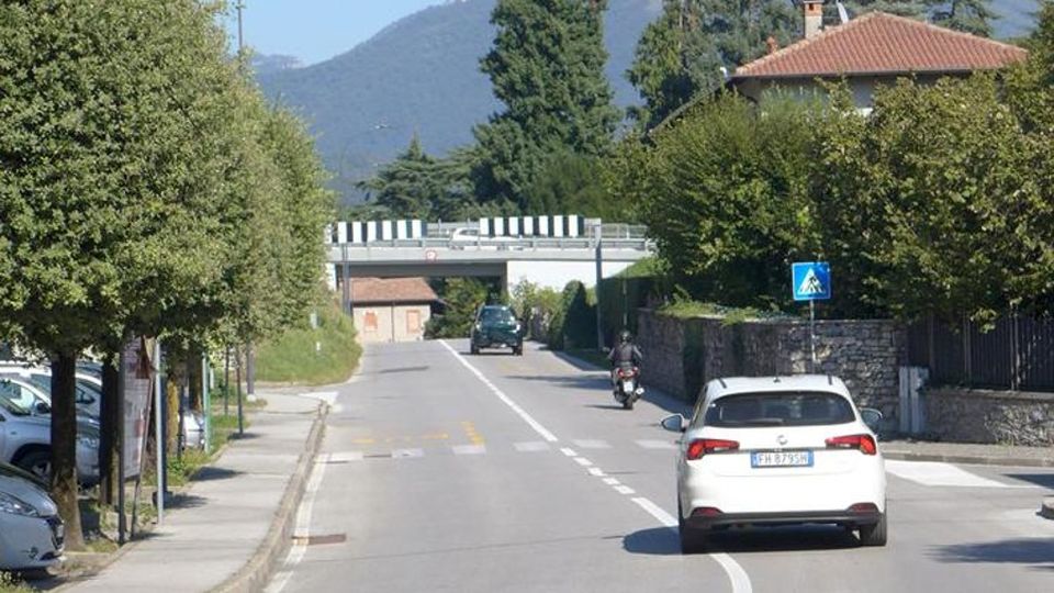 Erba, asfalto pericoloso e piante infestanti Operazione pulizia Erba, asfalto pericoloso e piante infestanti Operazione pulizia