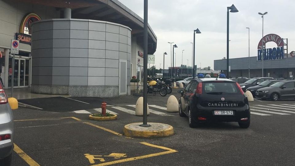 Lucino, rapinatore con la pistola Minaccia cassiera e sette clienti Lucino, rapinatore con la pistola Minaccia cassiera e sette clienti