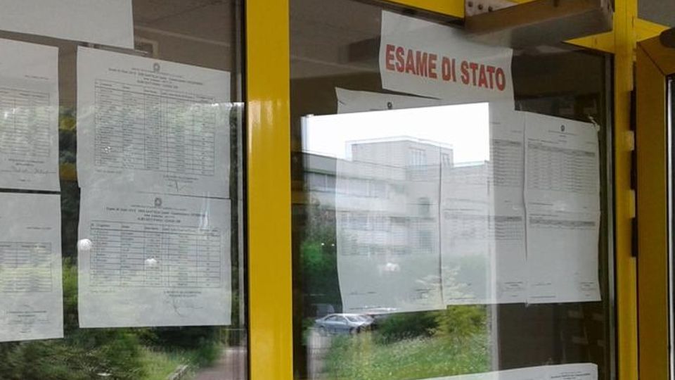 Cantù, brilla la stella del liceo “Sant’Elia” Tre maturi con cento Cantù, brilla la stella del liceo “Sant’Elia” Tre maturi con cento