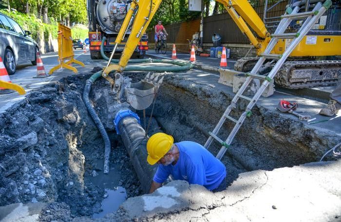 COMO Gli operai al lavoro per la riparazione della tubatura
