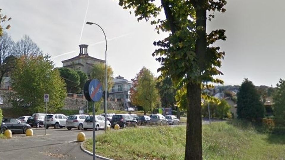 Cantù, parcheggio multipiano Per i carabinieri e i vigili Cantù, parcheggio multipiano Per i carabinieri e i vigili