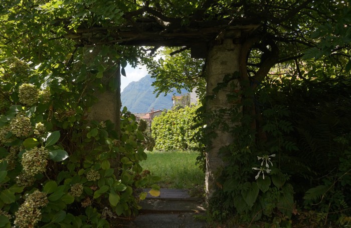 Il giardino della casa di Gian Pietro Lucini a Breglia oggi (foto Mirna Ortiz)