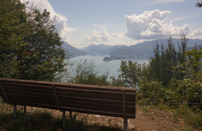 La vista dle lago dal sentiero che dalla casa di Lucini porta alla cappella di San Domenico (foto Mirna Ortiz)