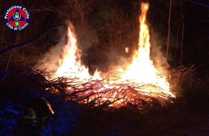 La catasta in fiamme nel bosco