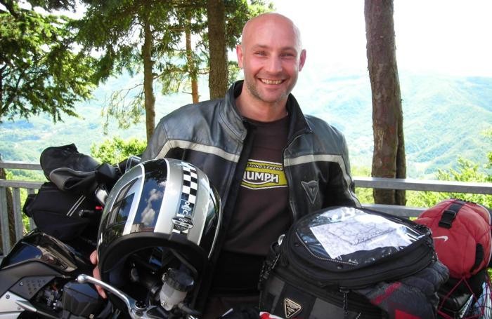 Tra le passioni di Eugenio Fumagalli c’era anche quella per le moto. Eccolo in una bella immagine