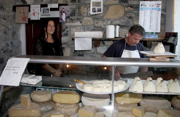 Lara Magoni in visita alla latteria di Cerano
