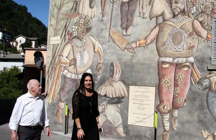 Il sindaco Ferruccio Rigola e l’assessore Lara Magoni davanti al grande graffito di Schignano