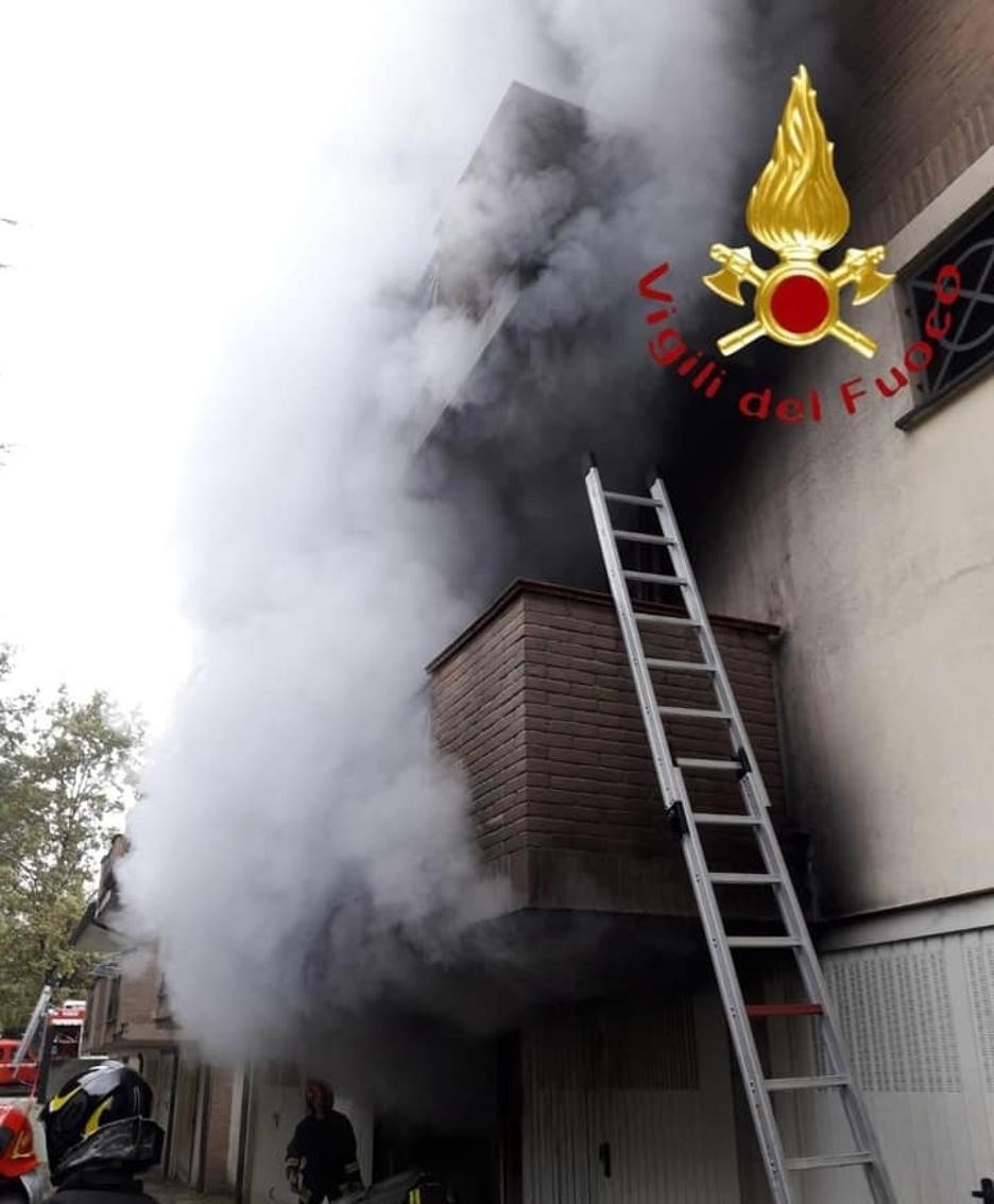 Il fumo che dal garage si è esteso alla palazzina