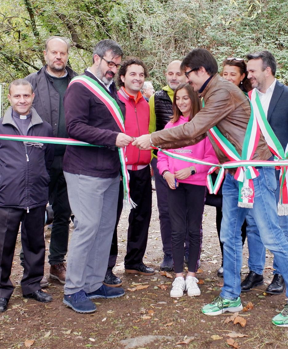 La cerimonia del taglio del nastro