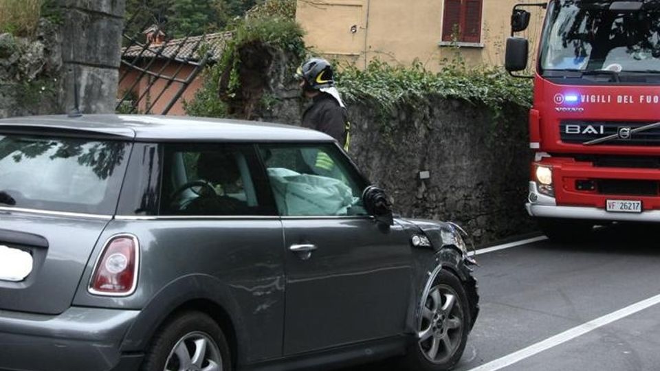 Menaggio, fuori strada in auto Illesa signora di 90 anni Menaggio, fuori strada in auto Illesa signora di 90 anni